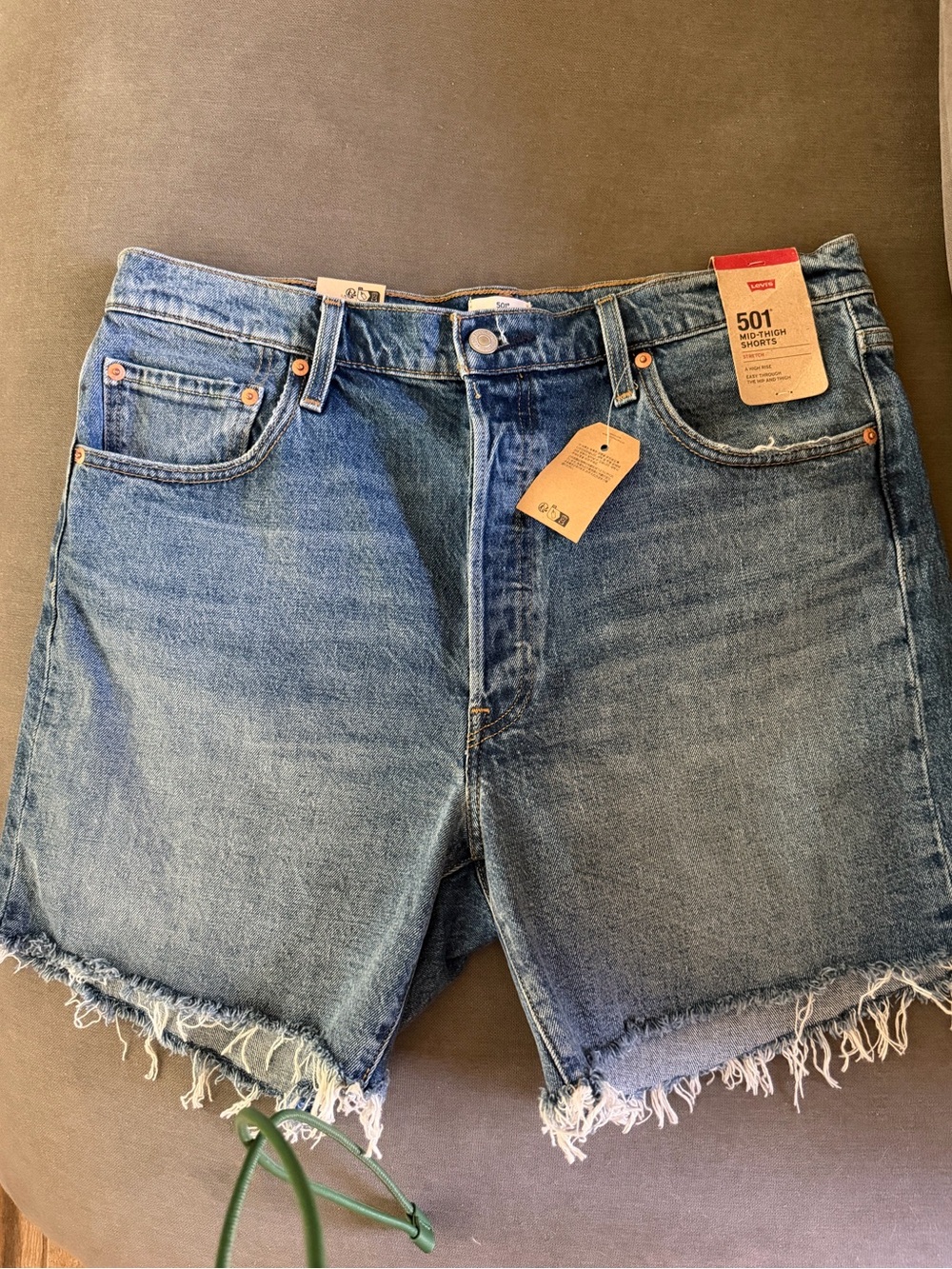 Women’s Levi’s Denim mid thigh shorts size 34 new